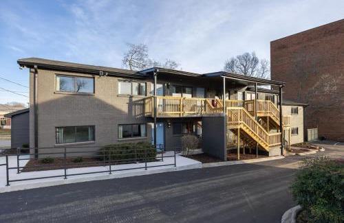 Hillsboro Village House | Multi-Condo Building with 7 Units 15 Bedrooms 22 Beds and Free Parking
