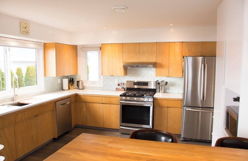 Sidney House | Multi-family home: 5 BR, 2 Kitchens, 2 Living Rooms, 1 Beach and infinite views!