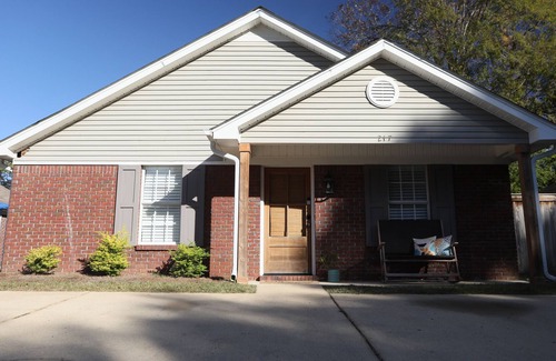 Oxford House | Multi family retreat, 3bdrm/3bath near M-Trade Park, U of M, and The Square