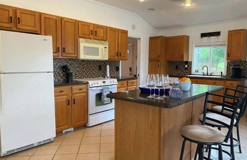 Franklin House | Multi-home Lakefront Retreat- kayaks, fire pit, yard games, hot tub