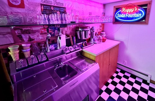 Blanchard Cabin | Multi-Level Forest Lodge Near Silverwood w/Vintage Ice Cream Parlor + Theater