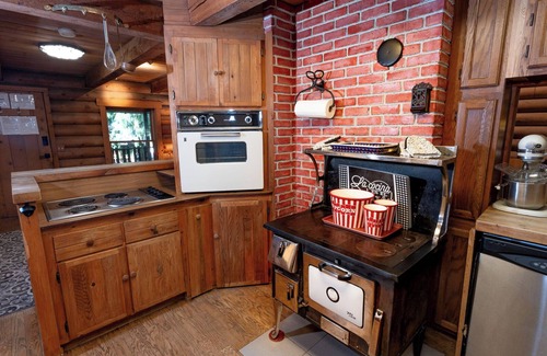 Blanchard Cabin | Multi-Level Forest Lodge Near Silverwood w/Vintage Ice Cream Parlor + Theater