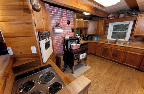 Blanchard Cabin | Multi-Level Forest Lodge Near Silverwood w/Vintage Ice Cream Parlor + Theater