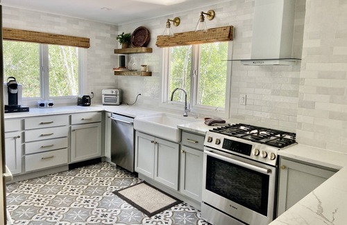 Snowmass Village House | Multi-Level Snowmass Retreat. Private Hot Tub & Sauna, Balcony with Stunning View! Driveway Parking