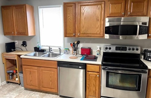 Wayne Apartment | Multi-Room Apartment * Easy to Downtown or Airport