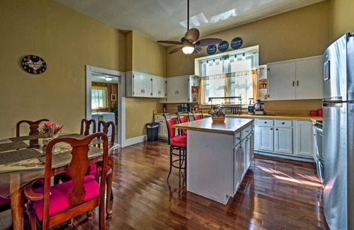 Horse Cave House | Multifamily Mammoth Cave Inn Sleeps 15 Infants Welcome