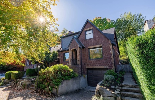 Seattle House | Multigenerational families, work groups, friends, gather a block from Greenlake!