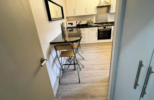 Fortune Green Apartment | Multiple beds in central London