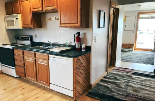Winfred Cabin | Multipurpose Hunting Lodge + 400 Acres + Sleeps 11
