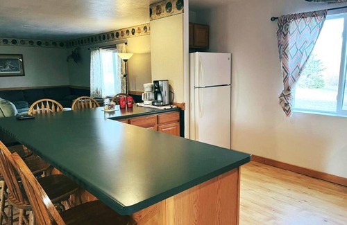 Winfred Cabin | Multipurpose Hunting Lodge + 400 Acres + Sleeps 11