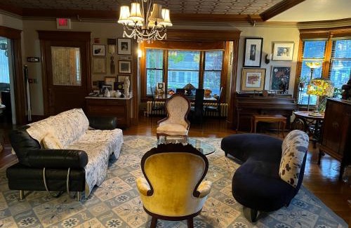 Auburn Bed & Breakfast | Munroe Inn Boutique Hotel