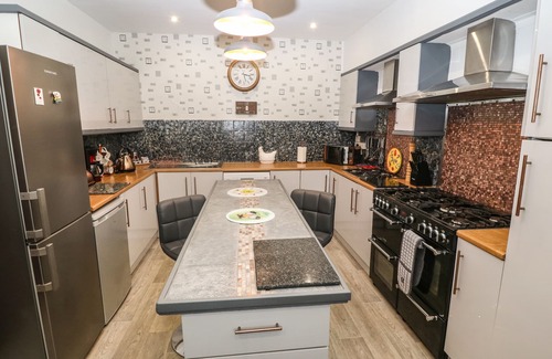 Bont Newydd Cottage | MURIAU PARK, pet friendly, with hot tub in Caernarfon