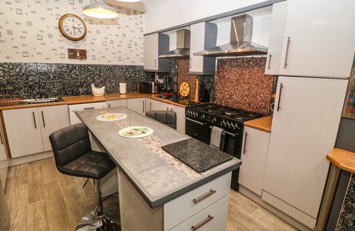 Bont Newydd Cottage | MURIAU PARK, pet friendly, with hot tub in Caernarfon