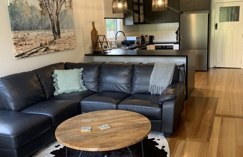 Mathoura House | Murray River View Retreat - a quiet oasis away