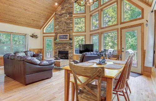 Murrayville House | Murrayville Lakefront Cabin with Boat Slip and Grill!