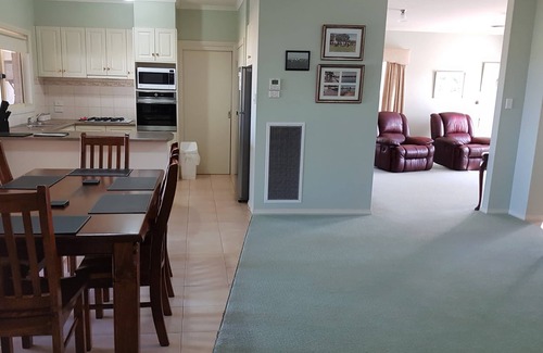 Murtoa House | Murtoa Farm-View Guest House - Family friendly home, with Free Wi-Fi & Netflix