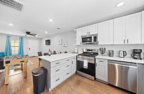 MacGregor Apartment | Museums Med Center Cozy Apt | Games BBQ Fire Pit