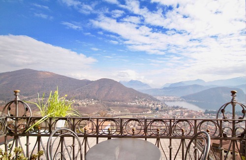 Cadegliano-Viconago Apartment | Music apartment