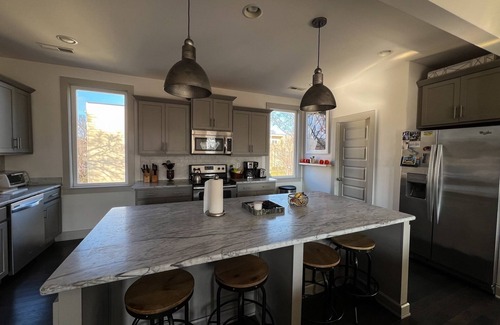 Talbot's Corner House | Music Centric Home, 5 minutes to Broadway.