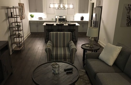 Katie Hill Neighborhood House | Music City Charm - 2.6 miles to Nissan Stadium!