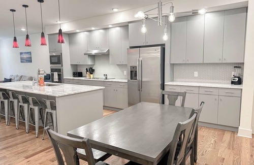 Hermitage House | Music City Getaway | 5 beds | 3 suites | 15 min to downtown, Opryland