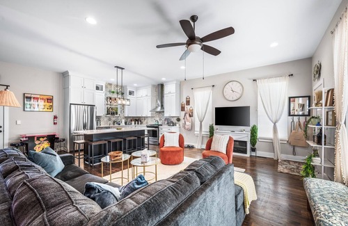 Shelby Hills House | Music City Hideout Walk to Broadway/Nissan Stadium 3BD/3BA HOT TUB, BBQ, PETS OK