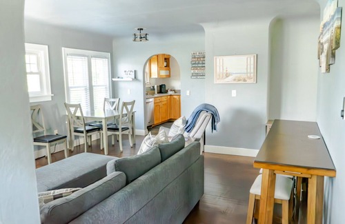 Nims House | Muskegon Michigan Cozy Cottage 5 Min to Downtown 10 Min to beach