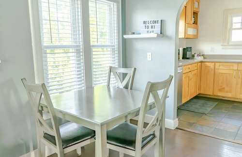 Nims House | Muskegon Michigan Cozy Cottage 5 Min to Downtown 10 Min to beach
