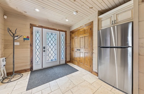 Big Chute Cottage | Muskoa Lake retreat, 5 bedrooms, 4 season with hot tub, fire pit, fireplace