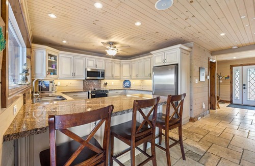 Big Chute Cottage | Muskoa Lake retreat, 5 bedrooms, 4 season with hot tub, fire pit, fireplace