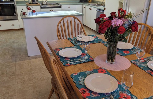 Washago Cottage | Muskoka 4 season Chalet: Beach Vball, Hot tub, Gourmet Cooking, more!