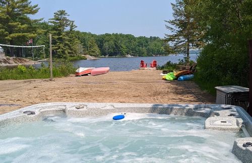 Washago Cottage | Muskoka 4 season Chalet: Beach Vball, Hot tub, Gourmet Cooking, more!