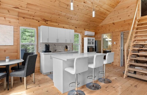 Machar Cottage | Muskoka Cottage & Guest Cottage Snowmobile trails/lakes/hiking/fishing