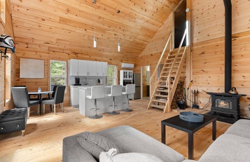 Machar Cottage | Muskoka Cottage & Guest Cottage Snowmobile trails/lakes/hiking/fishing