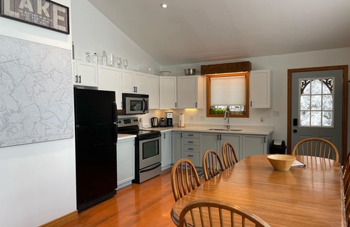 Bracebridge Cottage | Muskoka Family Paradise! *Hot Tub* *Lakefront* *Fire Pit* *Snow Trails*