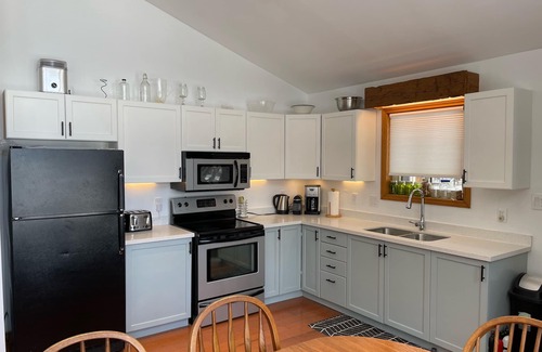 Bracebridge Cottage | Muskoka Family Paradise! *Hot Tub* *Lakefront* *Fire Pit* *Snow Trails*