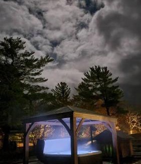 Honey Harbour House | Muskoka Getaway-Trails/Hot Tub/Hike/Fish/Ski/Relax