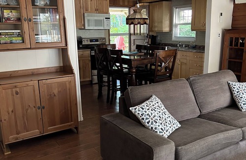 Georgian Bay Cottage | Muskoka Honey Harbour Private Lake Front with Hot Tub!