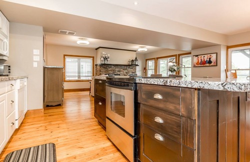 Gravenhurst Cottage | Muskoka Lakeshore Cottage Bliss, Sleeps 10 in winter, 16 in spring, summer, fall