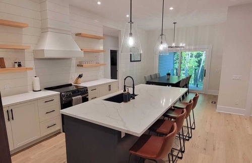 Lake of Bays Cottage | Muskoka Luxury Cottage Retreat | Beach, Hike, Golf, Ski, Provincial Parks & Town