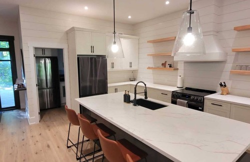 Lake of Bays Cottage | Muskoka Luxury Cottage Retreat | Beach, Hike, Golf, Ski, Provincial Parks & Town