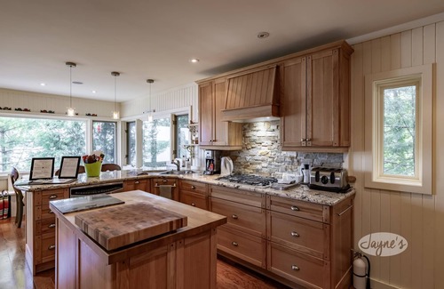 Torrance Cottage | Muskoka Paradise! Spacious & Inviting, Great Deck! Sleeps 16! Hot Tub! Bala!