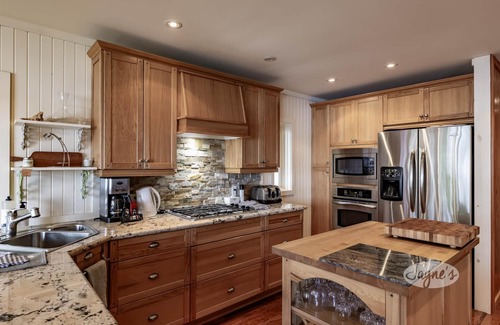 Torrance Cottage | Muskoka Paradise! Spacious & Inviting, Great Deck! Sleeps 16! Hot Tub! Bala!