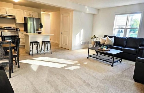 Gravenhurst House | Muskoka Serenity: Your Relaxing Getaway: Sleeps 6