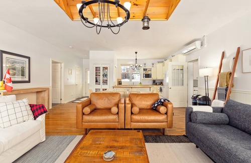 Bracebridge Cottage | Muskoka Waterfront Cottage w/Hot Tub, Wi-Fi & AC (Pet-Friendly!)