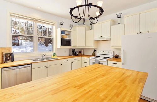 Bracebridge Cottage | Muskoka Waterfront Cottage w/Hot Tub, Wi-Fi & AC (Pet-Friendly!)