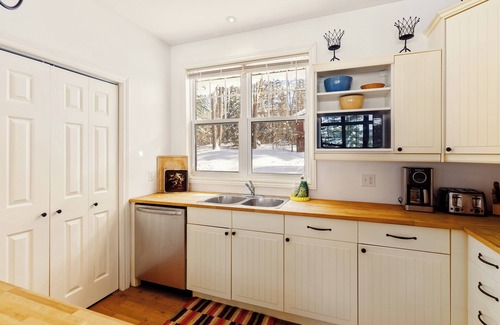 Bracebridge Cottage | Muskoka Waterfront Cottage w/Hot Tub, Wi-Fi & AC (Pet-Friendly!)