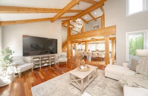 Huntsville House | MuskokaWaterfront PoolTable 98TV 6Acres