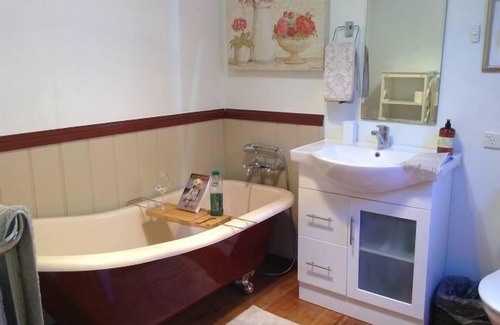 Rutherglen Bed & Breakfast | must love dogs B&B garden suite