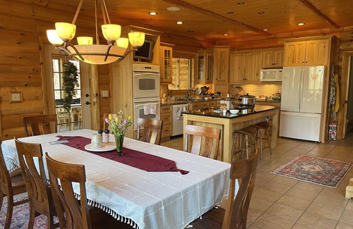 Wickham Cabin | Must Stay- Gorgeous Secluded Log Cabin! (15 min from downtown)